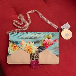Envelope purse /w/floral detail